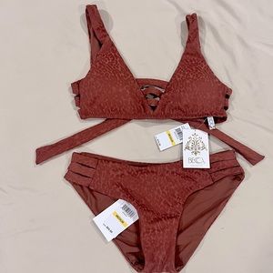 BECCA NWT textured bikini; Size M; Bronze color